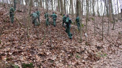 Bild: Polizeipräsidium Regensburg
Polizeibeamte durchkämmten auch den Umgriff des Tatorts und den angrenzenden Wald. Die Suche blieb jedoch ergebnislos.