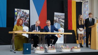 Bild: wel
Die drei Leiter der Partnerschulen, Jana Stenglová, Ludwig Pfeiffer und Radim Skočný (von links), unterzeichneten die Urkunde.