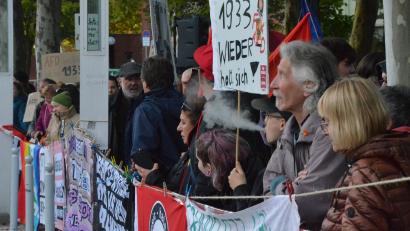 Archivbild: Kunz
Das Aktionsbündnis "Nicht lange fackeln" ruft zu einer antifaschistischen Demonstration am Samstag in Weiden auf. Erst Anfang Oktober demonstrierten Menschen vor der Max-Reger-Halle gegen den AfD-Bürgerdialog.