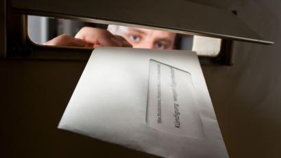 Symbolbild: Hendrik Schmidt/dpa
Ein Vermieter aus Schwandorf meldet, dass seine Mieterin seit Monaten keine Miete zahlt und verschwunden ist. Die Polizei ermittelt.