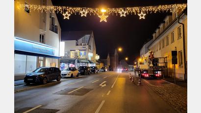 Bild: Stadt Waldsassen
Weihnachtlichen Lichterglanz gab's zu Beginn der Woche in der Prinz-Ludwig-Straße. Bauhofleiter Thomas Ernstberger (rechts auf dem Lkw) und sein Team hatten eines der künftigen Leuchtelemente zusammengebaut und abends für einen kurzen Test an die Straßenlaterne montiert.