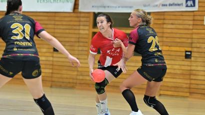 Bild: Hubert Ziegler
Voller Einsatz ist für Lisa Steiner (Mitte) vom HC Sulzbach-Rosenberg und ihren Teamkolleginnen aktuell jedes Wochenende gefordert, um in der Regionalliga als Aufsteiger bestehen zu können.