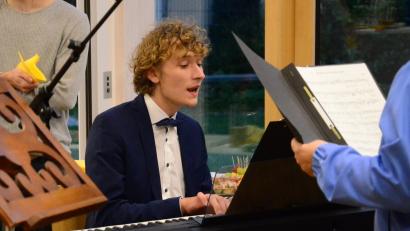 Bild: Kunz
Simon Hoffmann dirigiert den Frauenchor von Herz Jesu und St. Johannes.