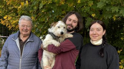 Bild: san
Freudenbergs Altbürgermeister Norbert Probst (links) spendete 1170 Euro an das Amberger Tierheim. Über die Spende freuten sich die Mitarbeiter der Einrichtung, Philipp Kraut und Jule Dietrich. Auch Trolli, ein dreijähriger Jack Russel, wird's freuen: Das Geld wird in Futter investiert.