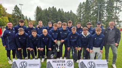 Bild: ama
Die U19-Junioren des Bayerischen Fußball Verbandes sind erneut Süddeutscher Meister. Mit dabei unter anderem Paul Fenzl von der SpVgg SV Weiden (rechts, untere Reihe).