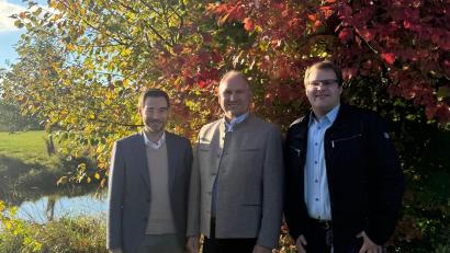 Bild: Johann Kneißl
Ortsvorsitzender Christoph Müller (rechts) setzt mit der Vorstandschaft des CSU-Ortsverbandes auf Landtagsabgeordneten Stephan Oetzinger (links) und Bürgermeister Richard Kammerer (Mitte) als Bewerber für die CSU-Kreistagsliste.
