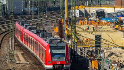 Bild: Peter Kneffel/dpa
Mitten im Berufsverkehr musste die Stammstrecke in München teilweise gesperrt werden. (Archivbild)