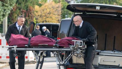 Bild: Peter Kneffel/dpa
Am Tag nach dem Großbrand wurde eine Leiche aus dem Haus geborgen. (Archivbild)