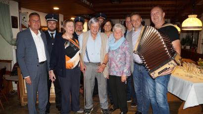 Bild: wel
Bürgermeister Norbert Eckl (links) und sein Stellvertreter Adolf Hammer (Dritter von rechts) gratulieren Manfred Roßmann (Mitte, mit Gattin Helga, Dritte von links und Sohn Manfred, Zweiter von rechts) zum 80. Geburtstag