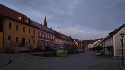 Bild: wel
In der Hauptstraße und der Kirchstraße gibt es eine Reihe von denkmalgeschützten Gebäuden, die es wert sind, saniert zu werden. Das Guggenmoos-Haus (links) ist ein Paradebeispiel für gelungene Sanierung