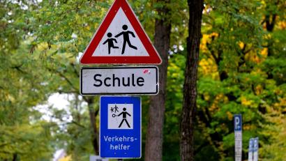 Bild: Sven Hoppe/dpa
In die Bewertung des ACE-Schulweg-Index ist das Verhalten von sogenannten Elterntaxis sowie die Verkehrsinfrastruktur im nahen Schulumfeld eingeflossen.