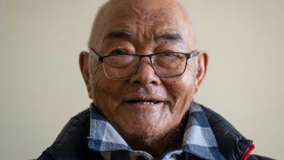 Bild: Niranjan Shrestha/AP/dpa
Kanchha Sherpa war der letzte Überlebende der Everest-Expedition 1953 um Edmund Hillary und Tenzing Norgay. Der 92-Jährige starb nach Angaben seiner Familie zu Hause in Kathmandu. (Archivbild)