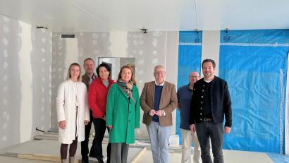 Bild: Andreas Hofmeister/Stadt Schwandorf
Machten sich ein Bild von der Baustelle (von links): Sofie Hauser (stellvertretende Leitung BRK Kinderhaus Lindenblüten), Josef Schmid (Fachbereichsleitung Kinder- und Jugendhilfe, BRK Schwandorf), Annemarie Ulmer (Leitung BRK Kinderhaus Lindenblüten), Rebecca Brandl (Architektin, hgs architekten), Oberbürgermeister Andreas Feller, Sebastian Weigl (stellvertretende Fachbereichsleitung Kinder- und Jugendhilfe, BRK Schwandorf) und Michael Kern (Hochbau, Stadt Schwandorf).