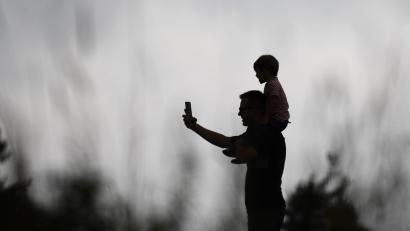 Bild: Arne Dedert/dpa
Ob Kinderfotos ins Internet gehören, ist eine vieldiskutierte Frage. (Archivfoto)