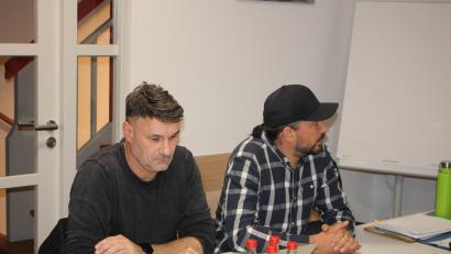 Bild: Bernhard Piegsa
Josef Adam und Sebastian Greim stellten in der Schwarzenbacher Gemeinderatssitzung ihre Vorschläge für eine Erweiterung des Nahwärmeprojektes vor.