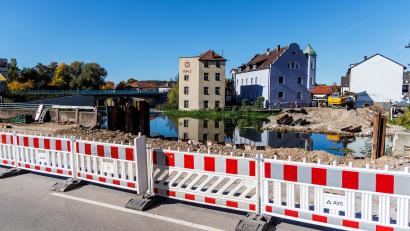 Bild: Hösamer
An der Stadtseite der Naab (Vordergrund) muss auch die Ufermauer wieder errichtet werden. Die Fronberger Straße ist derzeit halbseitig gesperrt.