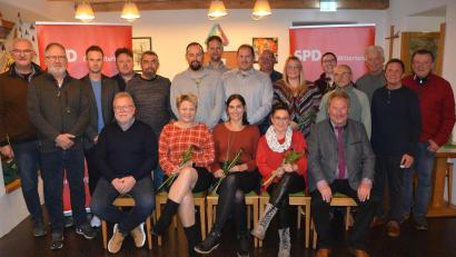 Bild: jr
Das Kandidatenteam der SPD-Mitterteich mit (sitzend von links) Gerhard Greim. Birgit Härtl, Andrea Lugert-Hoffmann, Ute Haibach und Zweiter Bürgermeister Johann Brandl. Stehend (von links) Kreisvorsitzender Uli Roth, Siegfried Betzl, Matthias Dumler, Joachim Vogl, Thomas Hoffmann, Daniel Müller, Matthias Betzl, Johannes Brandl, Werner Hankl, Anja Spreckels, Kristin Möbius, Klaus Hammer, Manfred Sommer, Friedel Henkelmann und Karl-Heinz Gleißner. Es fehlen Christian Kölbl und Jens Becker.