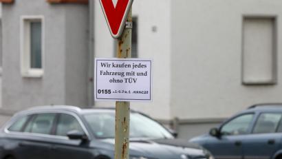 Bild: Wolfgang Steinbacher
Ob an Verkehrszeichen oder Ampeln. Amberg wurde zuletzt geflutet mit Schildern, die für den Verkauf des eigenen Autos werben.