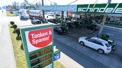 Bild: Felix Kästle/dpa
In Österreich tankt es sich in der Regel günstiger - das liegt aber nicht daran, dass die Preise nur einmal pro Tag angehoben werden dürfen. (Symbolbild)