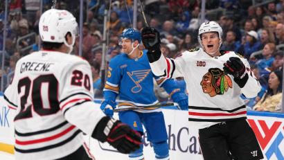 Bild: Jeff Roberson/AP/dpa
Lukas Reichel (r) erzielte erstmals zwei Tore in einem NHL-Spiel.
