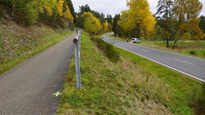 Bild: bkr
Einen Tag nach der Gemeinderatssitzung wurde mit den Vermessungsarbeiten für die geplanten Veränderungen am Radweg (links) begonnen. Das grüne Kreuz dort markiert den Punkt, ab dem der Radweg zu der Straße nach Witzlasreuth abgesenkt werden soll.