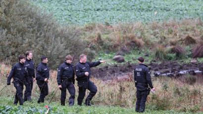 Bild: Bernd Wüstneck/dpa
Am Mittwoch hatten Polizisten vor allem das Umfeld eines Tümpels penibel abgesucht.