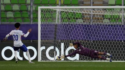 Bild: Matias Delacroix/AP/dpa
Marokkos Torhüter Abdelhakim Mesbahi hält einen Elfmeter.