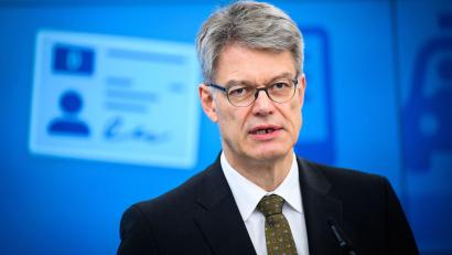 Bild: Bernd von Jutrczenka/dpa
Verkehrsminister Schnieder plant Kostensenkungen bei Führerscheinen.