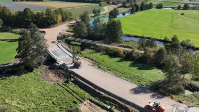 Bild: Staatliches Bauamt Amberg-Sulzbach
Die neue Murachbrücke in Zangenstein wird wohl Ende November 2025 für den Verkehr freigegeben.