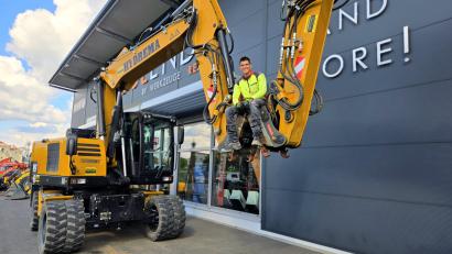 Bild: lnz
Mit schwerem Gerät ist Moses Dick gut vertraut. Große Bagger wie das Exemplar auf diesem Foto gehören zwar nicht zum Fuhrpark seiner Firma, aber er leiht derartige Baumaschinen bei Bedarf aus.