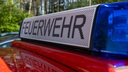 Bild: Pia Bayer/dpa
Mitarbeiter eines Pflegedienstes bemerken Rauch in einem Haus in Niederbayern und setzen einen Notruf ab. (Symbolbild)
