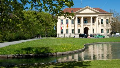 Bild: Sven Hoppe/dpa
Ein Mann ist im Krankenhaus gestorben, nachdem er leblos im Brunnen in der Nähe des Prinz-Carl-Palais entdeckt und reanimiert wurde. (Archivbild)