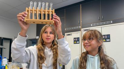 Bild: Wolfgang Steinbacher
Sophia (links) und Luisa (rechts) Hiltl vom Herzog-Christian-August-Gymnasium nahmen am Landeswettbewerb "Experimente antworten" teil und wurden mit dem "Superpreis" ausgezeichnet.
