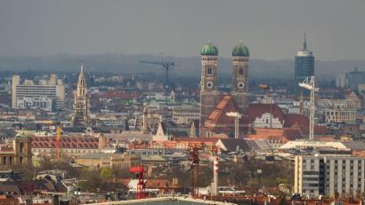 Bild: Peter Kneffel/dpa
Das Zentrum der Münchner Innenstadt mit den markanten Türmen der Frauenkirche, die lange als Maßstab für neu geplante Hochhäuser galten. (Archivfoto)