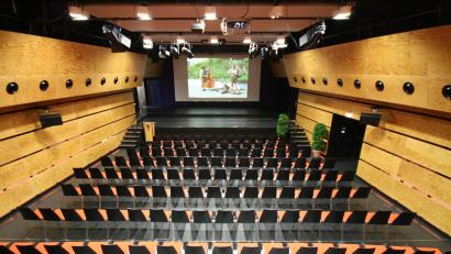 Bild: gsp
Das Kubus mit seinen 300 Sitzplätzen ist zum kulturellen Zentrum der Gemeinde geworden.