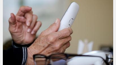 Bild: Roland Weihrauch/dpa
Eine Seniorin erhält mehrere Anrufe von angeblichen Bankmitarbeitern und Polizisten. (Symbolbild)