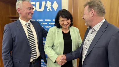 Bild: gri
Barbara Gerl ist die Kandidatin der CSU für die Bürgermeisterwahl in Freudenberg. CSU-Kreisvorsitzender und Landtagsabgeordneter Harald Schwartz und der amtierende Bürgermeister Alwin Märkl (rechts) gratulieren.