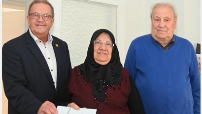 Bild: gf
Vesihe und Müslüm Karakus fierten Diamantene Hochzeit. Bürgermeister Martin Preuß gratulierte mit Amberger Stadtgeld.