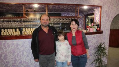 Bild: kro
Helmut (links) und Nataliia (rechts) betreiben das Lokal. In der Mitte die gemeinsame Tochter Karolina.