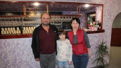 Bild: kro
Helmut (links) und Nataliia (rechts) betreiben das Lokal. In der Mitte die gemeinsame Tochter Karolina.
