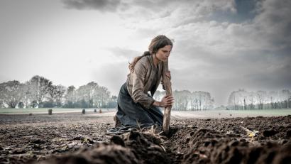 Bild: Boris Laewen/NDR/dpa
Schauspielerin Harriet Herbig-Matten in der ARD-Historienserie „Schwarzes Gold“.