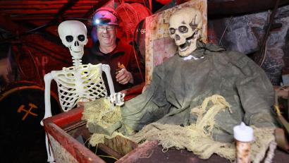 Bild: Matthias Bein/dpa
Auch unter Tage ist jetzt Gruselzeit: Im Besucherbergwerk Röhrigschacht Wettelrode werden Geister-Figuren für Halloween installiert.