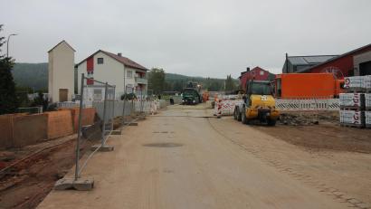 Bild: Bernhard Piegsa
Um die Bauarbeiten beim Schwarzenbacher Gemeindezentrum schneller zum Abschluss zu bringen, musste die Parksteiner Straße vollständig gesperrt werden. Dabei dürfte es noch bis zur vorletzten Oktoberwoche bleiben.