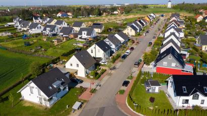 Bild: Jan Woitas/dpa-Zentralbild/dpa
Ist für eine Mehrheit der Deutschen der Wohntraum: das freistehende Einfamilienhaus. (Symbolbild)