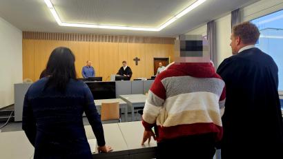 Bild: blf
Der Angeklagte (Zweiter von rechts) soll im März 2024 mit dem Auto vor der Polizei geflüchtet sein. Neben ihm steht sein Anwalt Patrick Konze, links die Dolmetscherin.