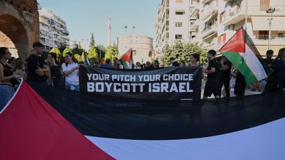 Bild: Giannis Papanikos/AP/dpa
Spiele von Maccabi Tel Aviv waren zuletzt immer hochbrisant und von Protesten begleitet.