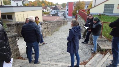 Bild: ui
Parkplätze am unteren Ende des Aufgangs Am Schulbühl und Barrierefreiheit am oberen Ende besprach der Bauausschuss in Neustadt/WN.