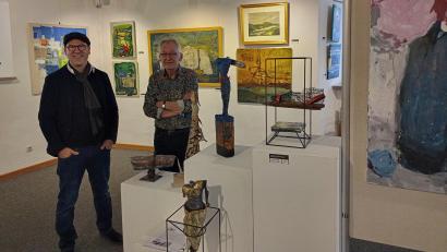 Bild: Hladik
Ago Poy, neuer Inhaber der Galerie Recknagel, und sein künstlerischer Berater Stefan Höger (rechts) haben die erste Ausstellung in der Galerie im Alten Schulhaus konzipiert. Im Fokus stehen norddeutsche und Oberpfälzer Künstler, die sich in ihren Werken mit dem Spannungsfeld Natur und Mensch auseinander setzen.