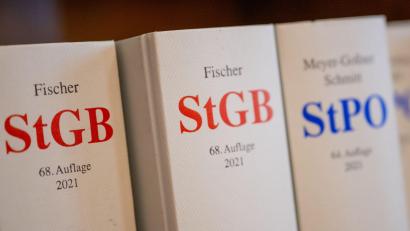 Bild: Monika Skolimowska/dpa
Kommentarliteratur zu Strafgesetzbuch (StGB) und Strafprozessordnung (StPO) steht in einem Regal. In Schwandorf ist ein Mann der Freiheitsberaubung angeklagt.