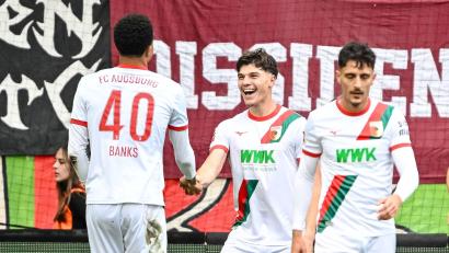 Bild: Harry Langer/dpa
Noahkai Bank (l) und Mert Kömür (M) beim Torjubel. Beim 3:1 gegen Wolfsburg trafen beide Youngster zuletzt. (Archivbild)